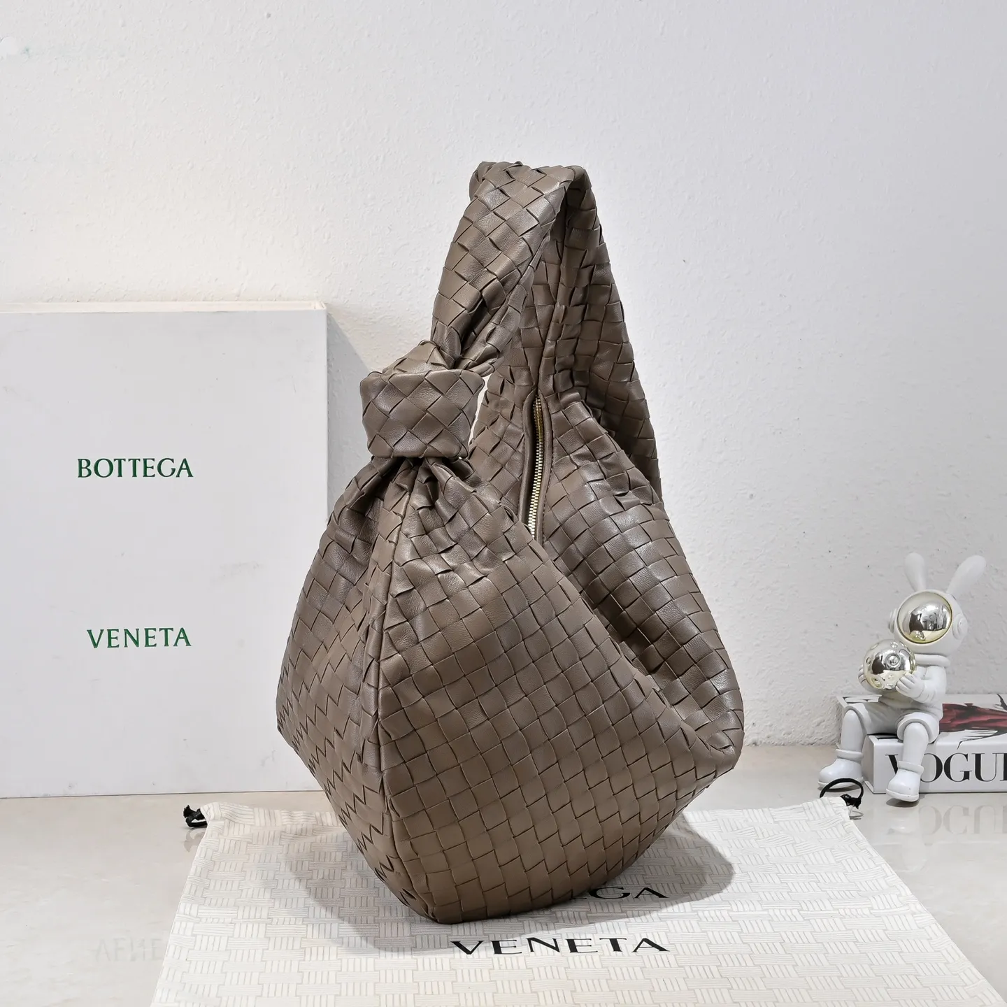 Batch 2360 #JODIE Oversized size comes out~ The shape is still the same fashionable and good-looking. It is made of classic sheepskin weaving. The iconic weaving has always been the most proud design of BV. The soft shape is super suitable for concave shapes~ Not only the size has been changed, but the quality details are also more refined. The shape is more round and Q. The large size has more styles. It is not only practical and can fit everything, but also can carry Jodie’s fashionable concave shape. It is really practical and fashionable. It is awesome in capital letters!  Size: 54*50*20cm Model: 6699